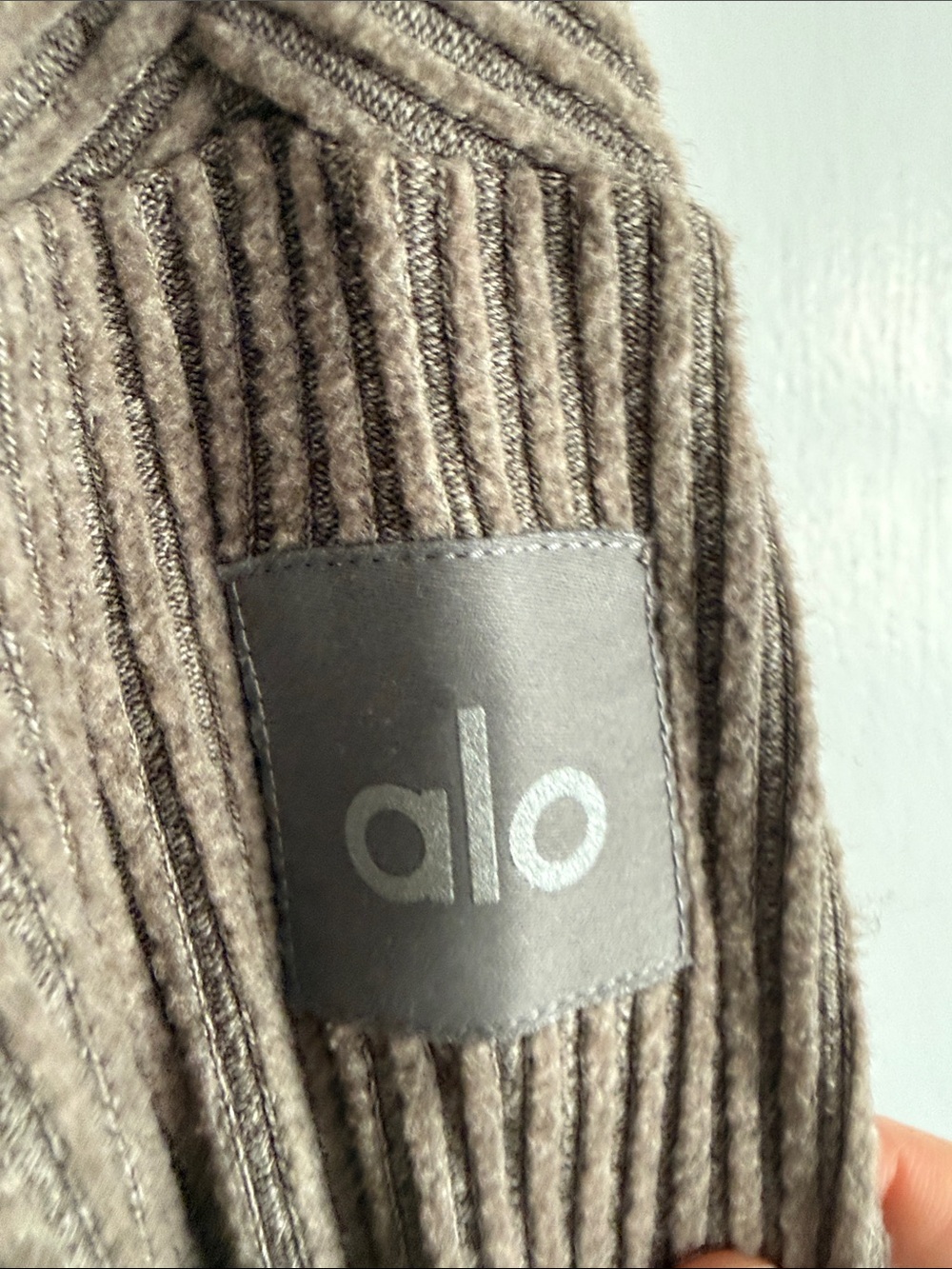 ALO Yoga Muse Cropped Hoodie - Picture 4 of 5